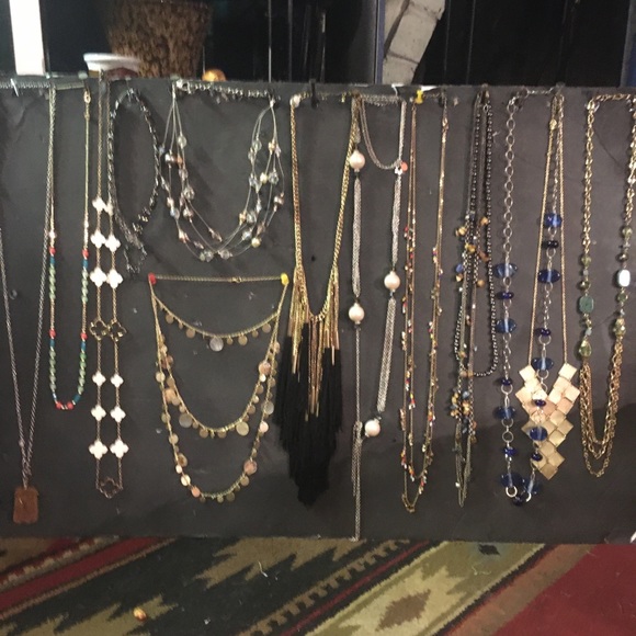 Over a hundred vintage and designer necklaces. - Picture 3 of 8